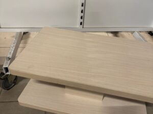 Table / présentoir 2 niveaux – Bois beige – L70 x P45 x H35 cm