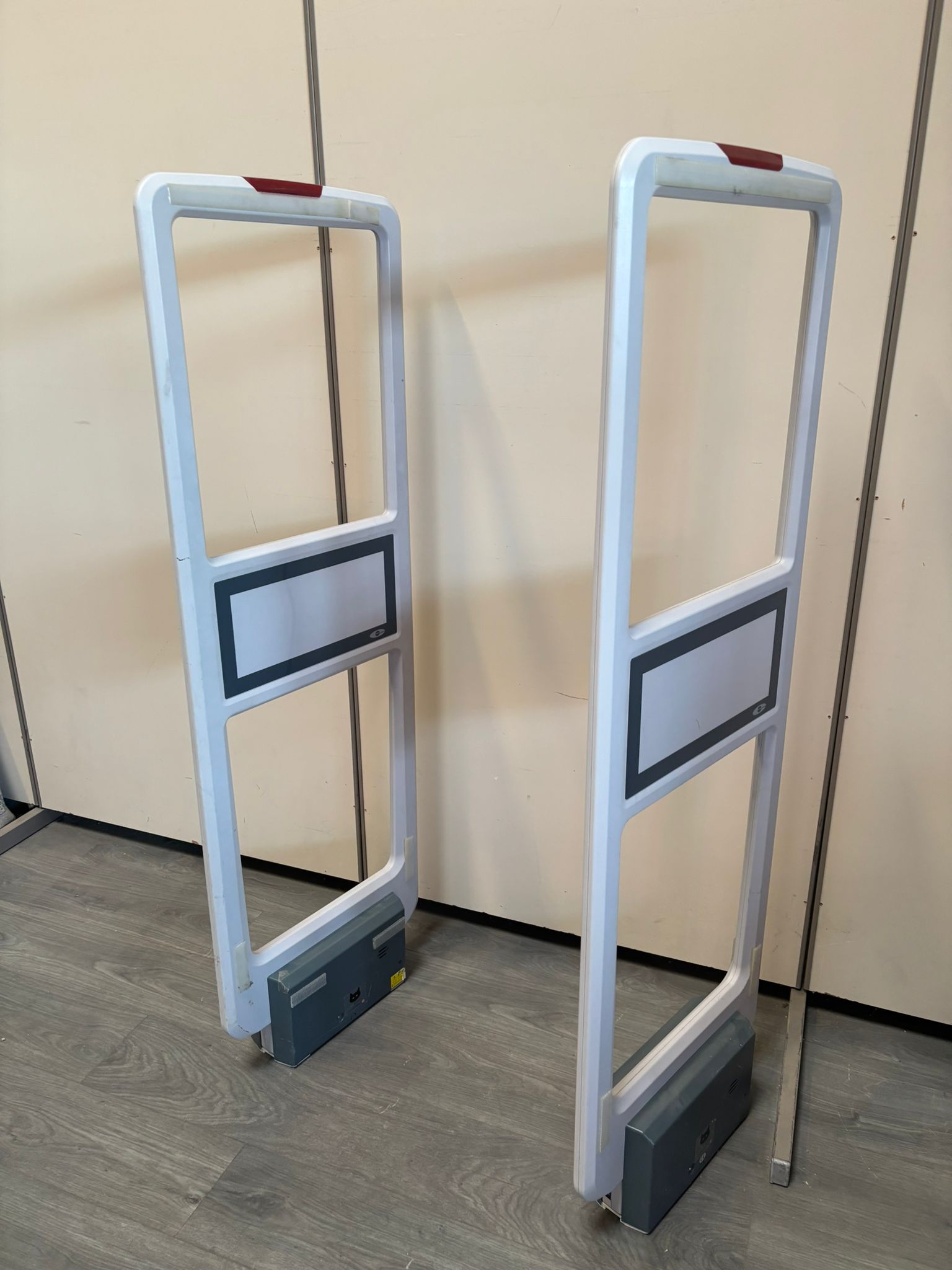 Lot de 2 antennes antivol factices en PVC blanc/gris – H152 x L52 cm