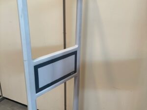 Lot de 2 antennes antivol factices en PVC blanc/gris – H152 x L52 cm