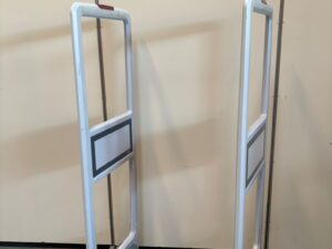 Lot de 2 antennes antivol factices en PVC blanc/gris – H152 x L52 cm