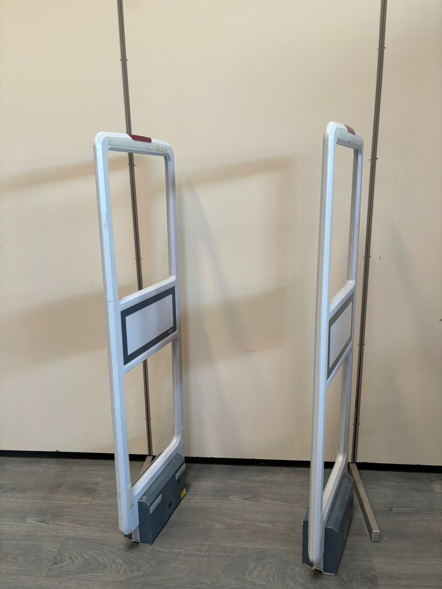Lot de 2 antennes antivol factices en PVC blanc/gris – H152 x L52 cm