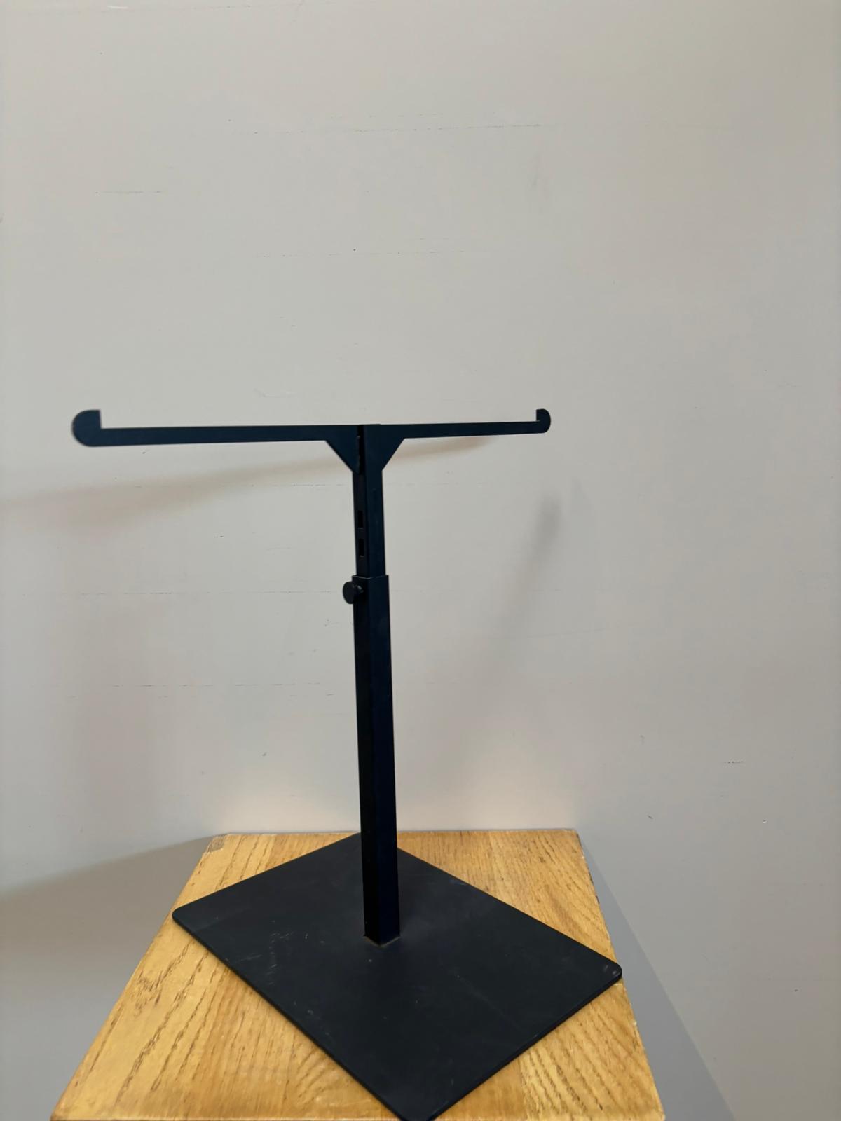 Présentoir accessoires métallique noir réglable – H38 à H57 x L40 cm