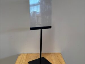 Présentoir d’affichage format A5 en plexi et métal noir – H46 cm