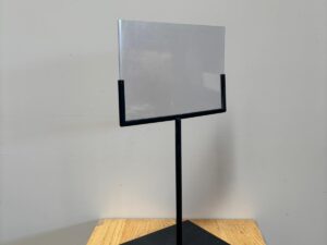 Présentoir d’affichage format A5 plexi et métal noir – H42 cm