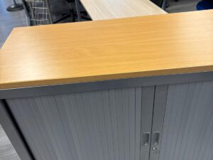 Armoire de bureau métallique sans clé avec plateau bois – L120 x l43 x H113 cm