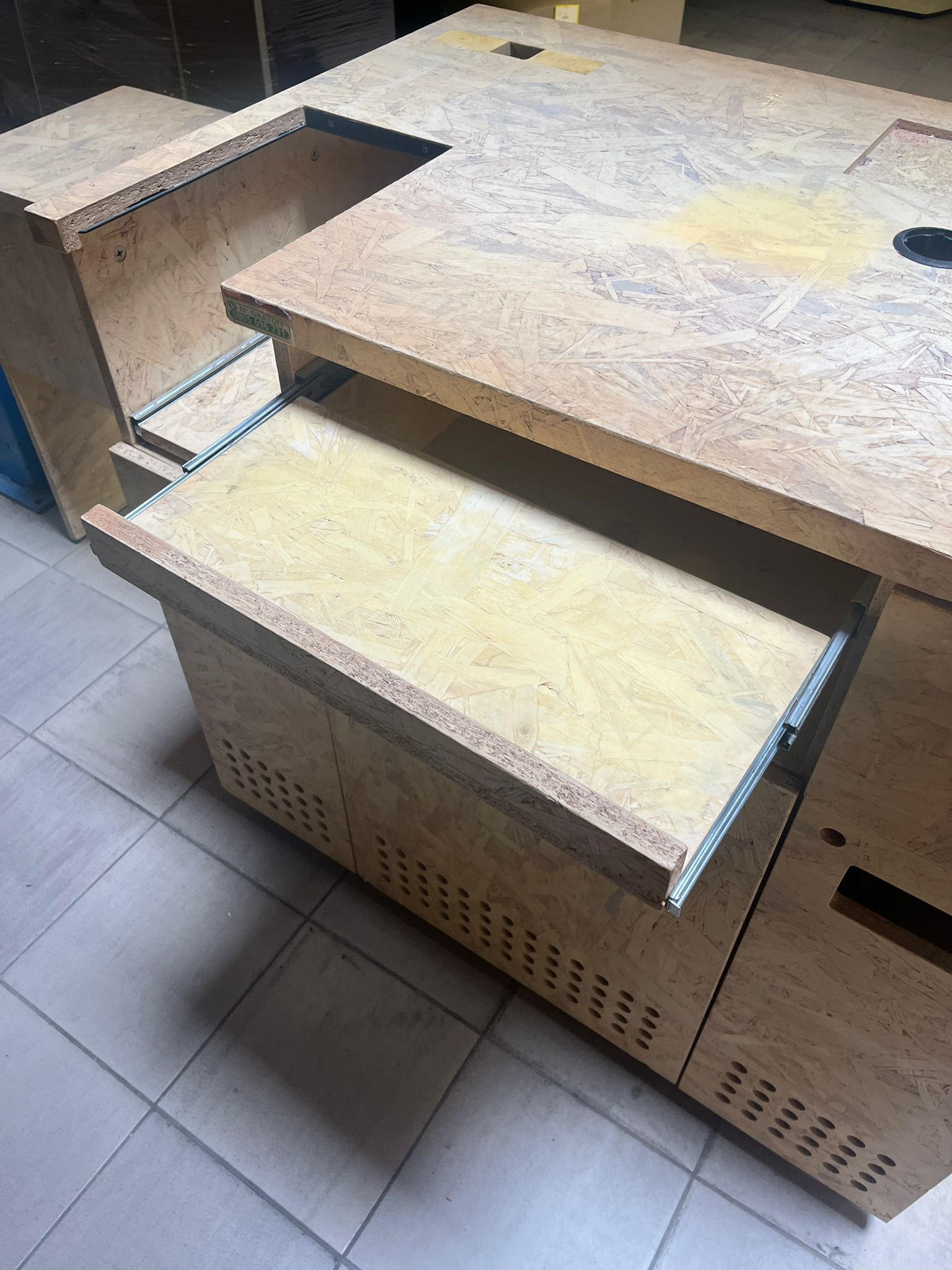Comptoir en bois OSB floqué avec bloc PMR – L174,5 x P71 x H96 cm