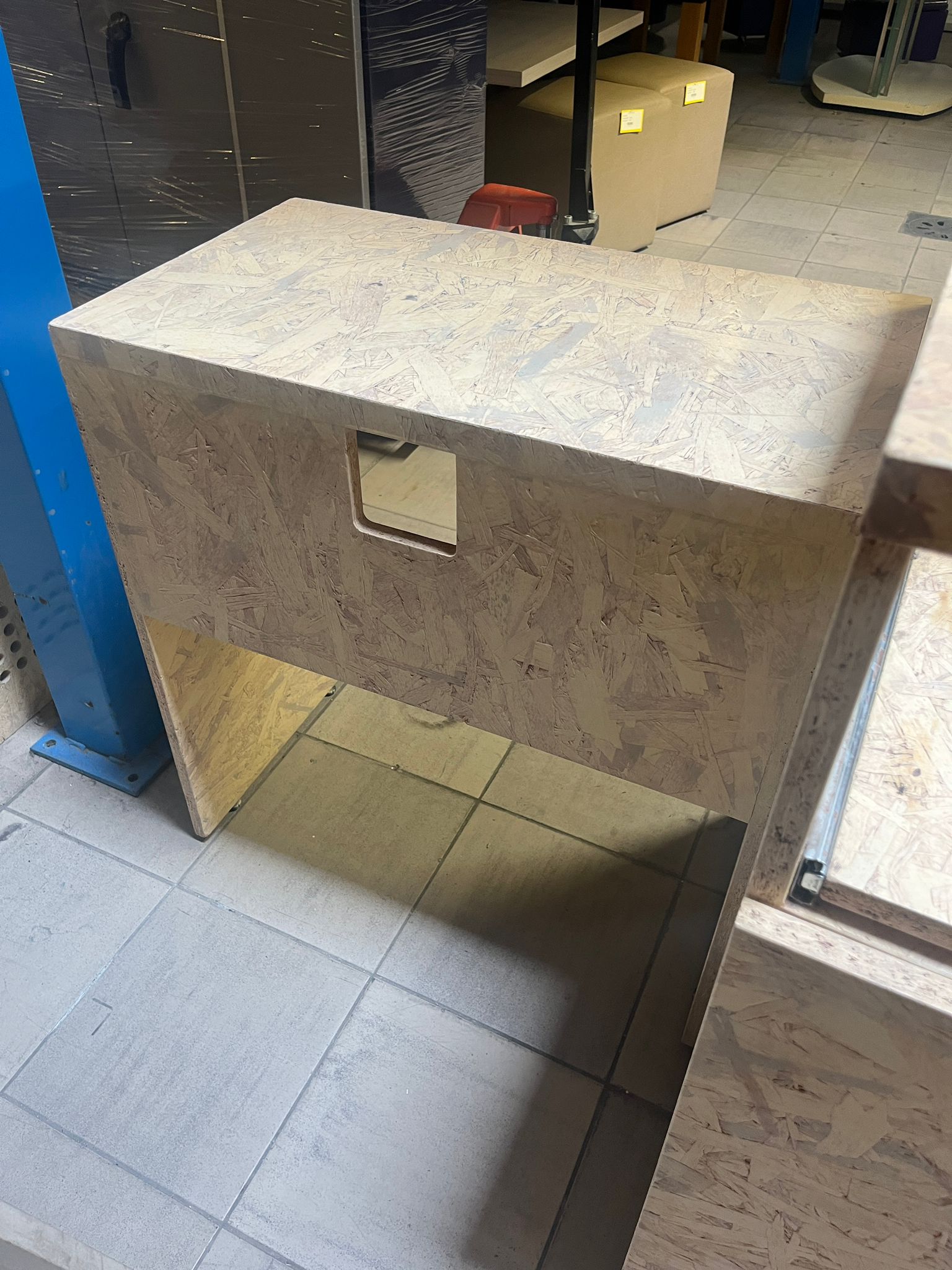 Comptoir en bois OSB floqué avec bloc PMR – L174,5 x P71 x H96 cm