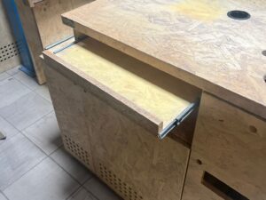 Comptoir en bois OSB floqué avec bloc PMR – L174,5 x P71 x H96 cm