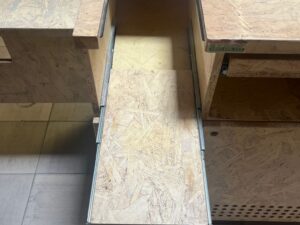 Comptoir en bois OSB floqué avec bloc PMR – L174,5 x P71 x H96 cm
