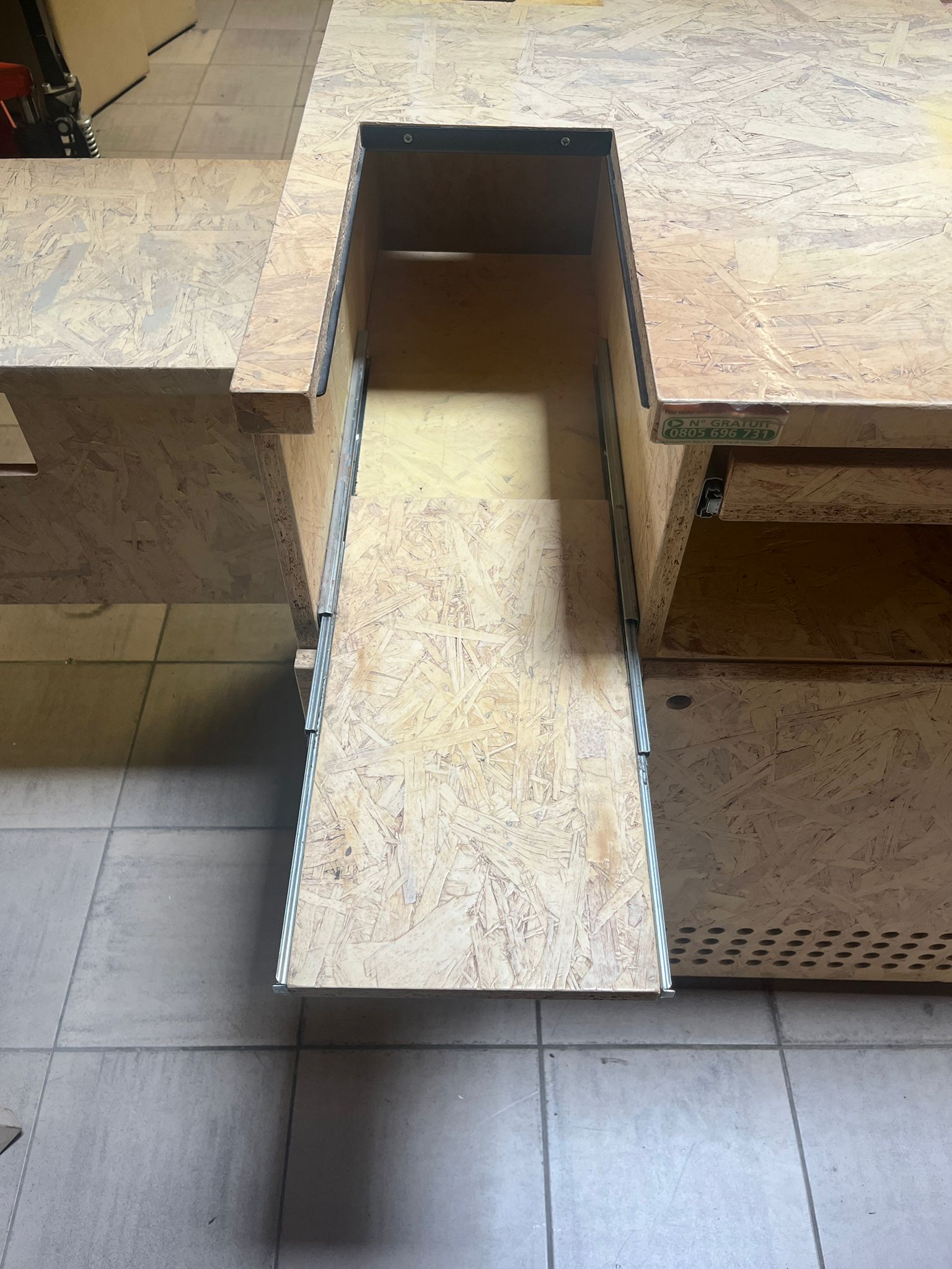 Comptoir en bois OSB floqué avec bloc PMR – L174,5 x P71 x H96 cm
