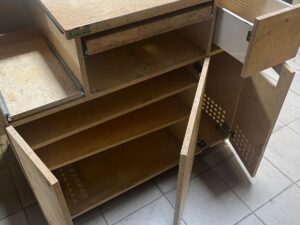 Comptoir en bois OSB floqué avec bloc PMR – L174,5 x P71 x H96 cm