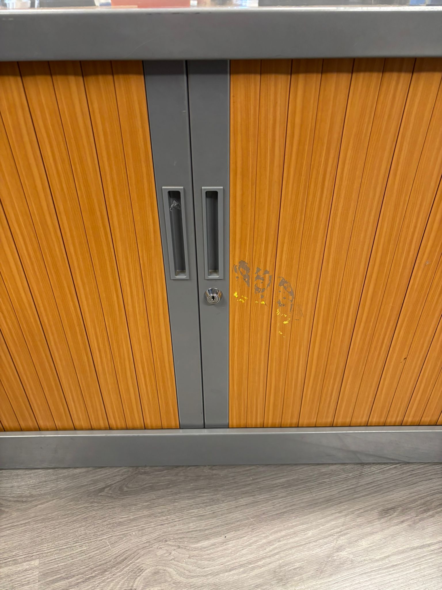 Armoire de bureau métallique sans clé avec porte effet bois – L120 x l43 x H69 cm