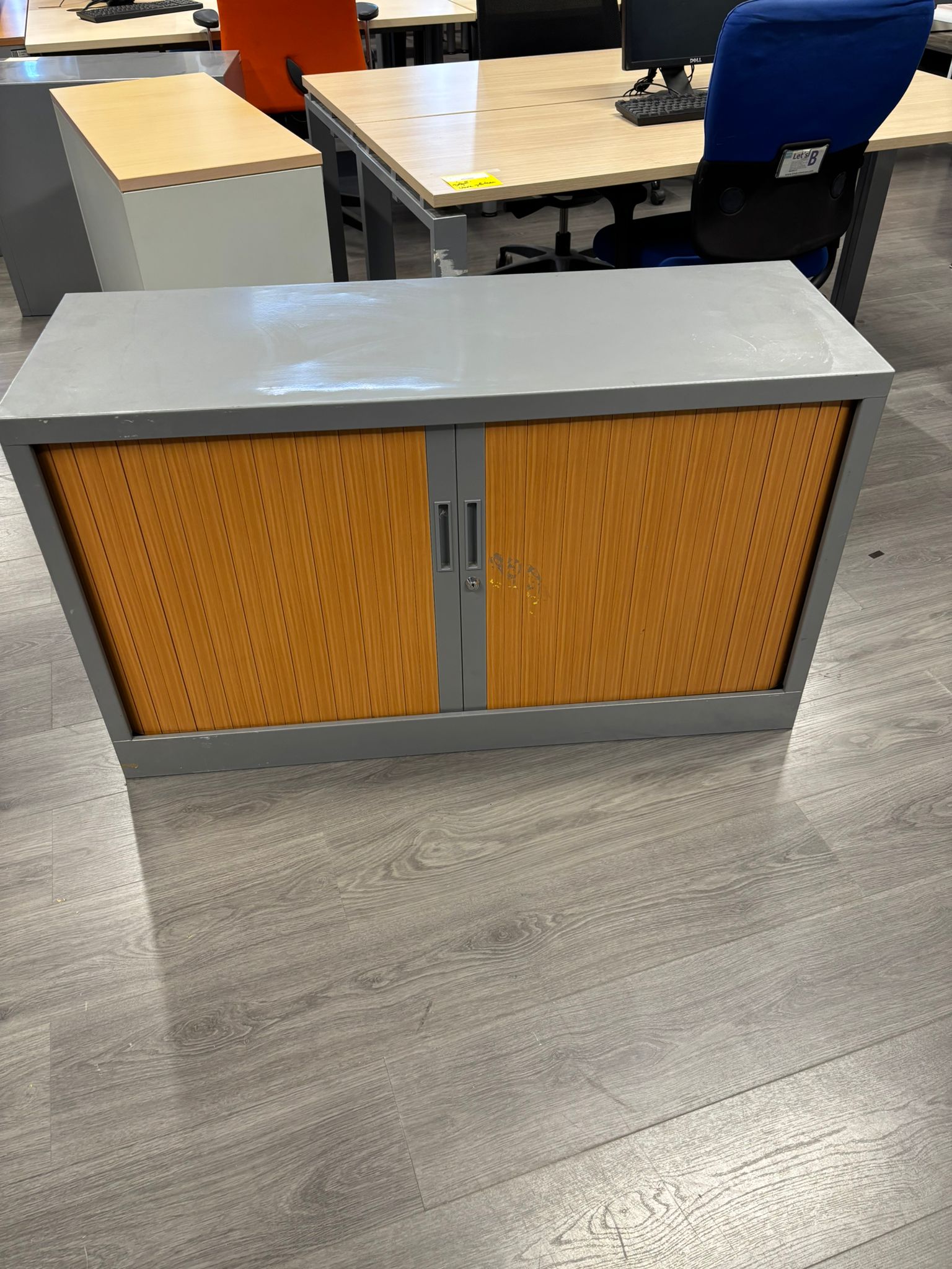 Armoire de bureau métallique sans clé avec porte effet bois – L120 x l43 x H69 cm