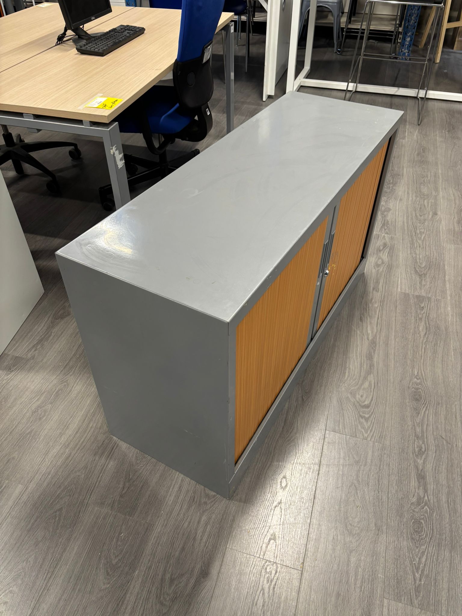 Armoire de bureau métallique sans clé avec porte effet bois – L120 x l43 x H69 cm