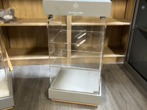 Vitrine de présentation avec serrure – Plexiglass et bois gris – 50×50 x H95 cm