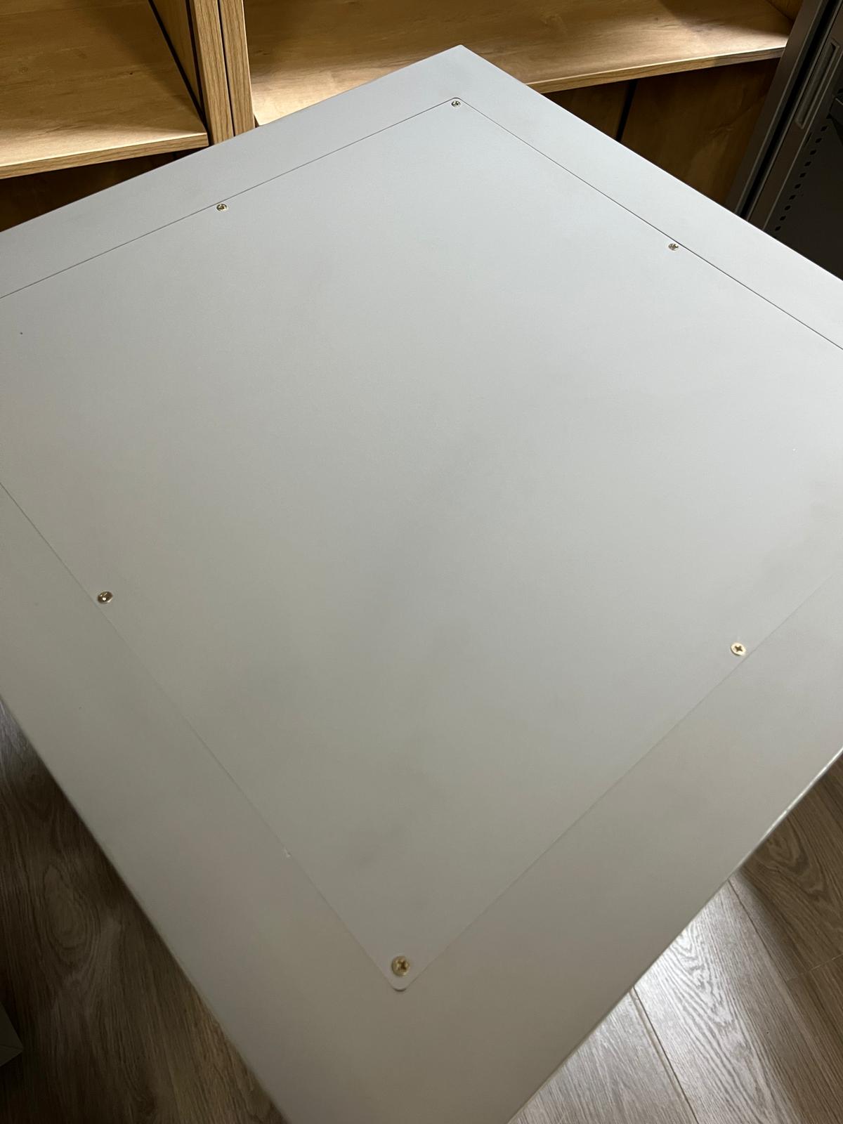 Vitrine de présentation avec serrure – Plexiglass et bois gris – 50x50 x H95 cm