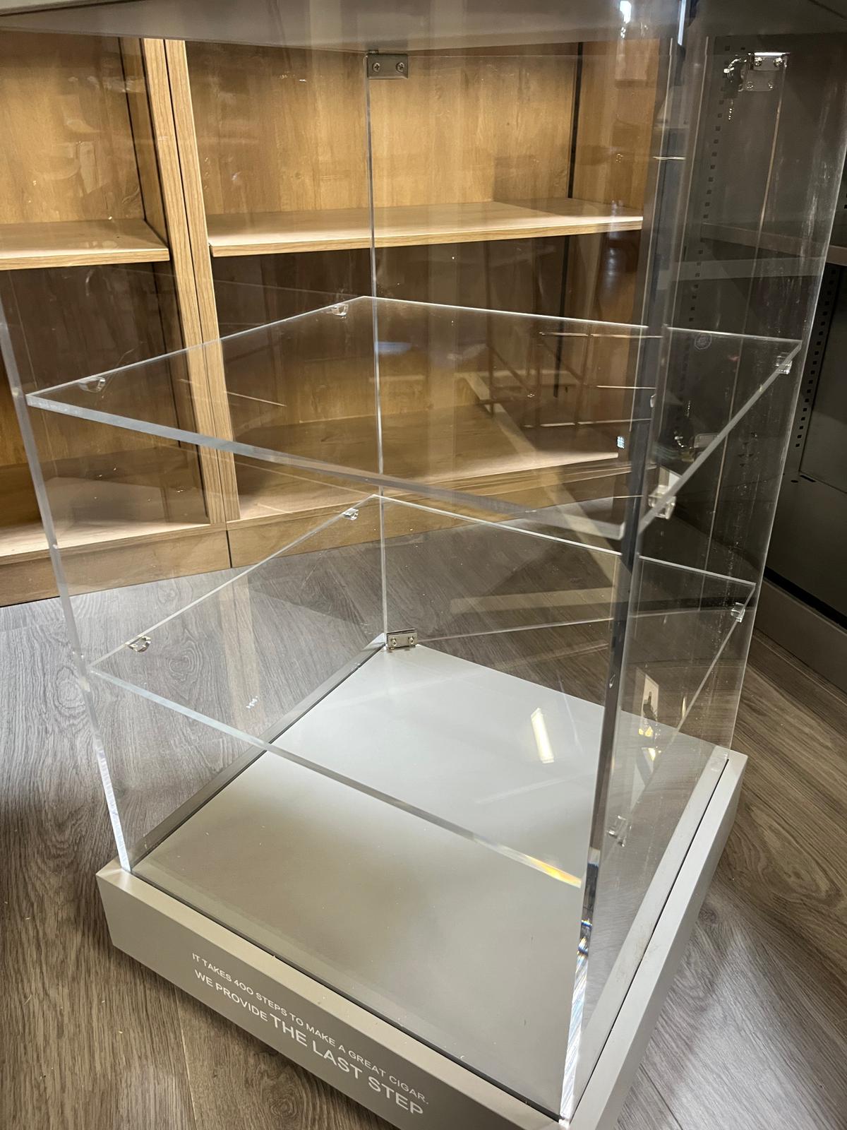 Vitrine de présentation avec serrure – Plexiglass et bois gris – 50x50 x H95 cm
