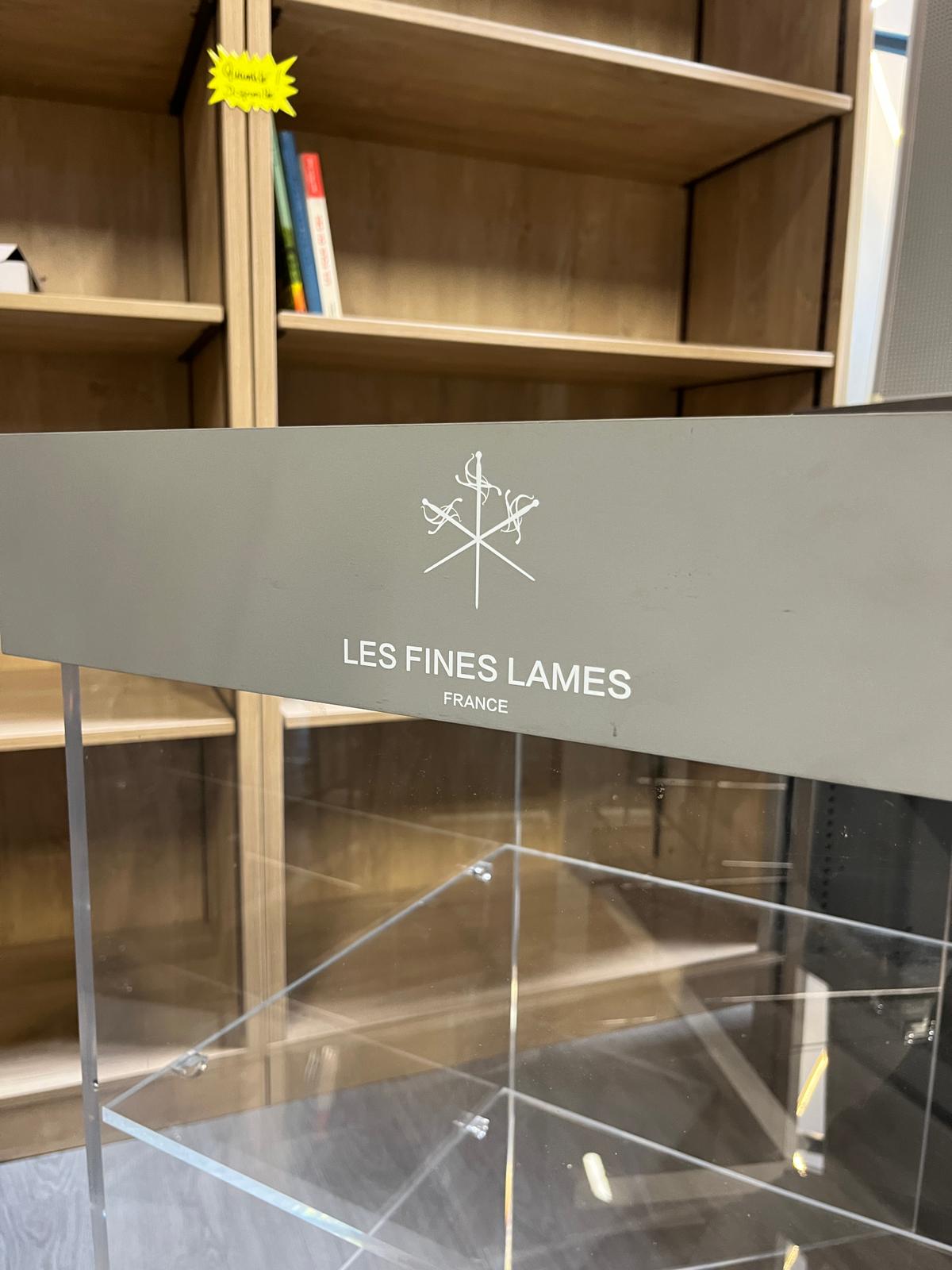 Vitrine de présentation avec serrure – Plexiglass et bois gris – 50x50 x H95 cm