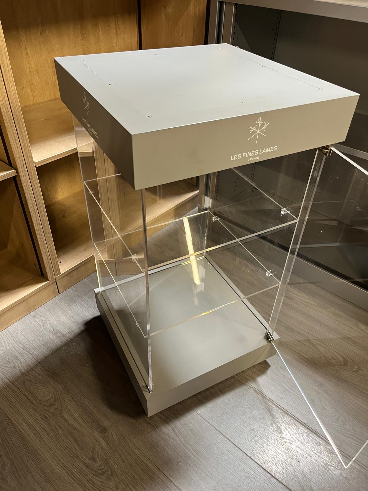 Vitrine de présentation avec serrure – Plexiglass et bois gris – 50x50 x H95 cm