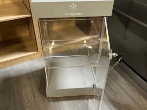 Vitrine de présentation avec serrure – Plexiglass et bois gris – 50×50 x H95 cm