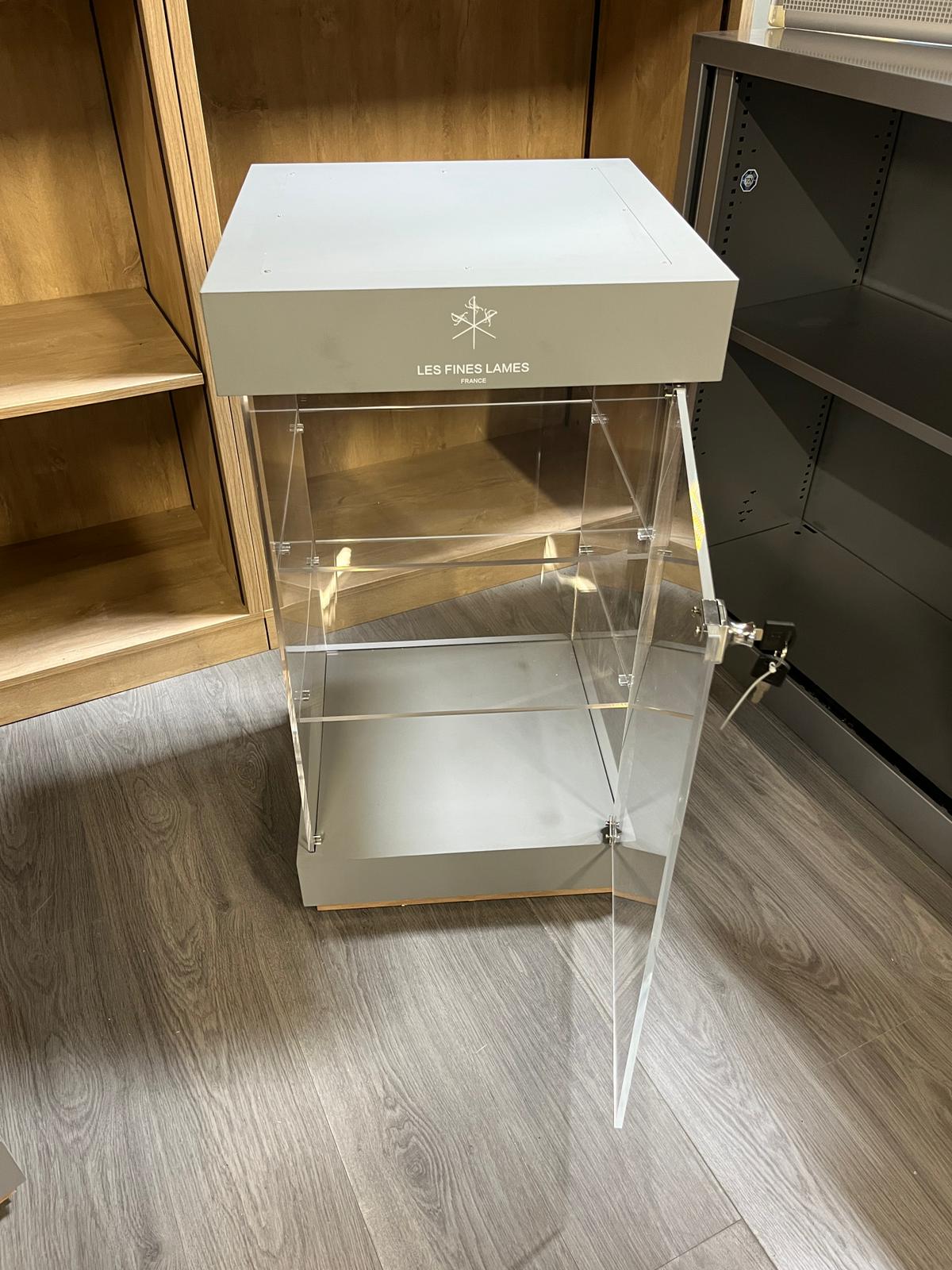 Vitrine de présentation avec serrure – Plexiglass et bois gris – 50x50 x H95 cm