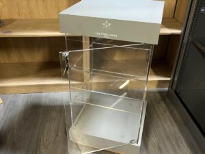 Vitrine de présentation avec serrure – Plexiglass et bois gris – 50×50 x H95 cm