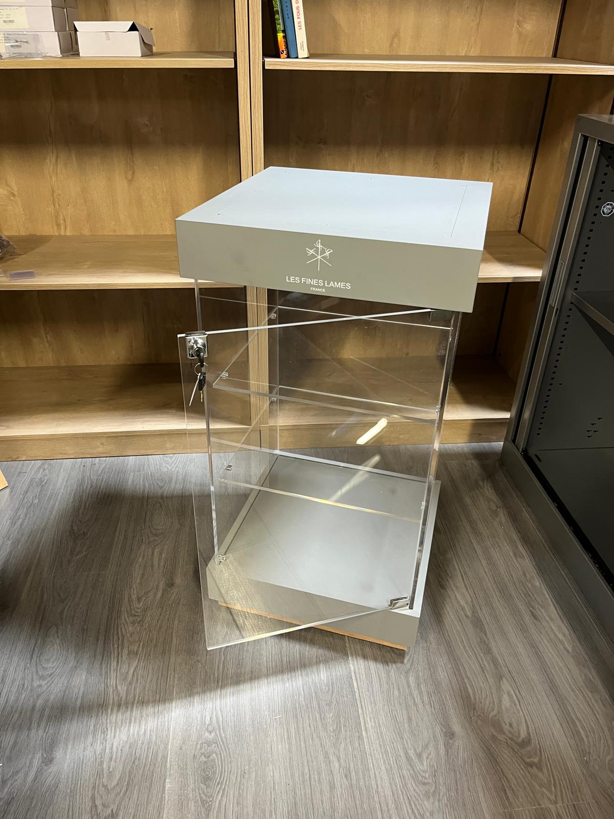 Vitrine de présentation avec serrure – Plexiglass et bois gris – 50x50 x H95 cm