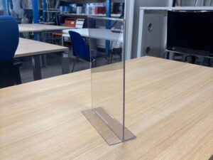Support affiche plexi format A4 portrait transparent – H30 x L21 cm