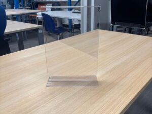 Support affiche plexi format A4 portrait transparent – H30 x L21 cm