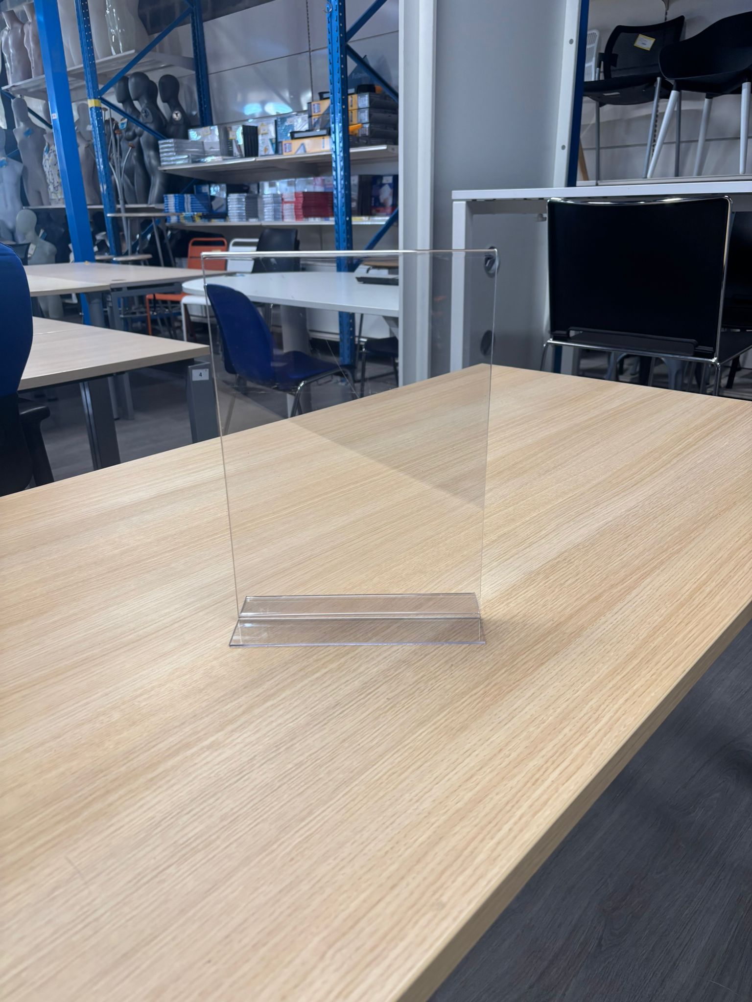 Support affiche plexi format A4 portrait transparent – H30 x L21 cm