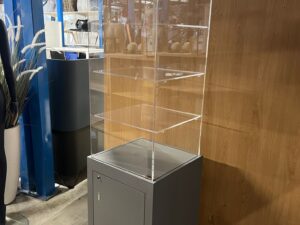 Vitrine de présentation avec serrure – plexiglass et bois gris avec placard sécurisé – 50×50 x H190 cm
