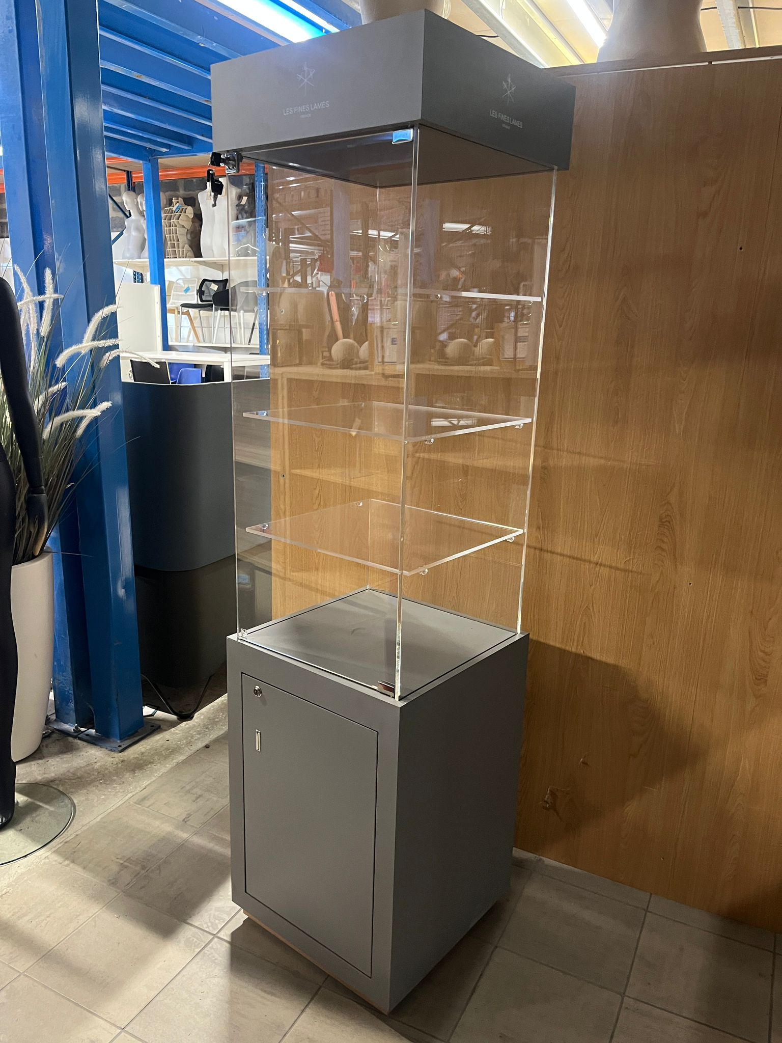 Vitrine de présentation plexiglas et bois gris avec placard sécurisé – 50 x 50 x H190 cm