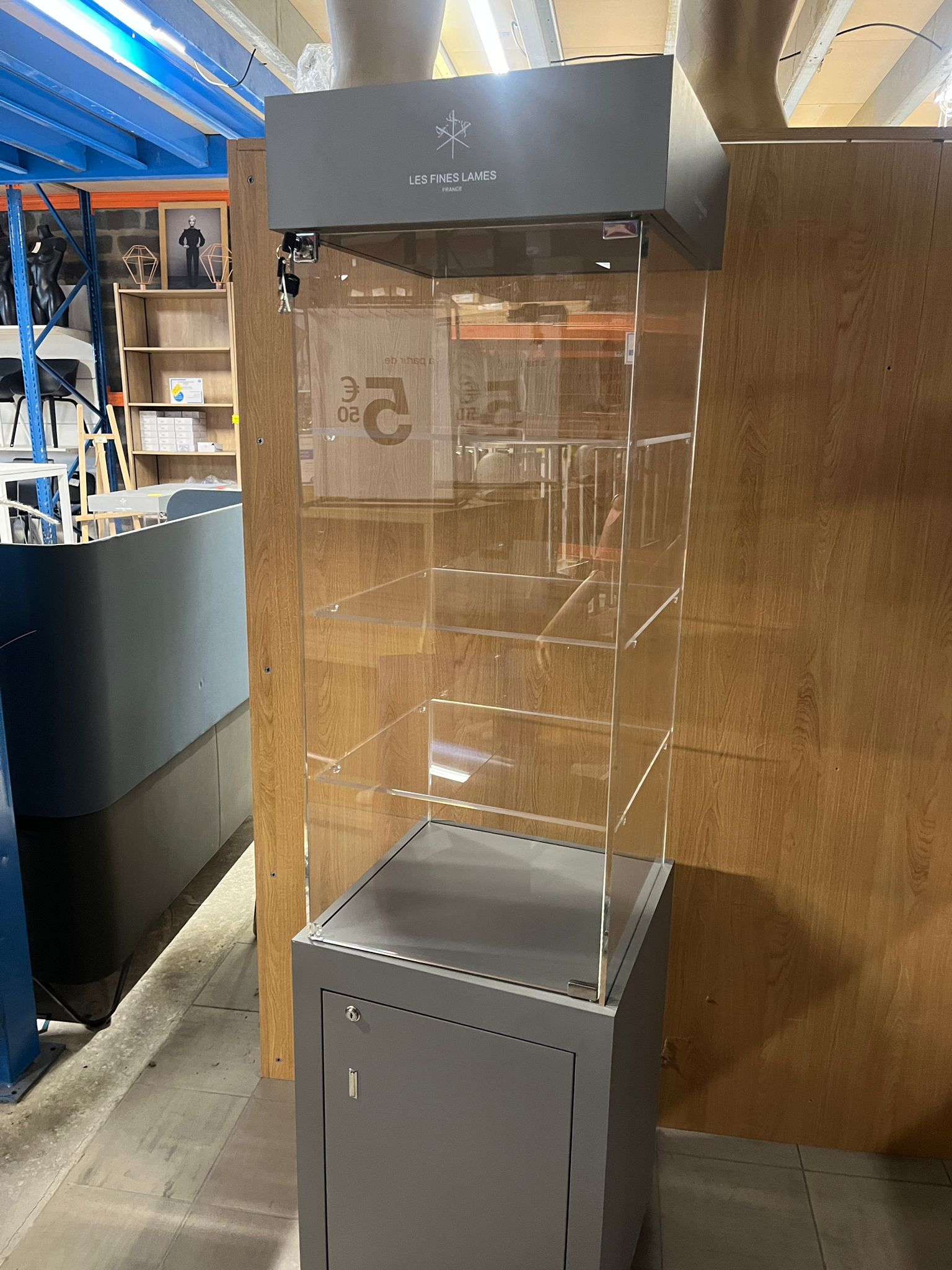 Vitrine de présentation plexiglas et bois gris avec placard sécurisé – 50 x 50 x H190 cm