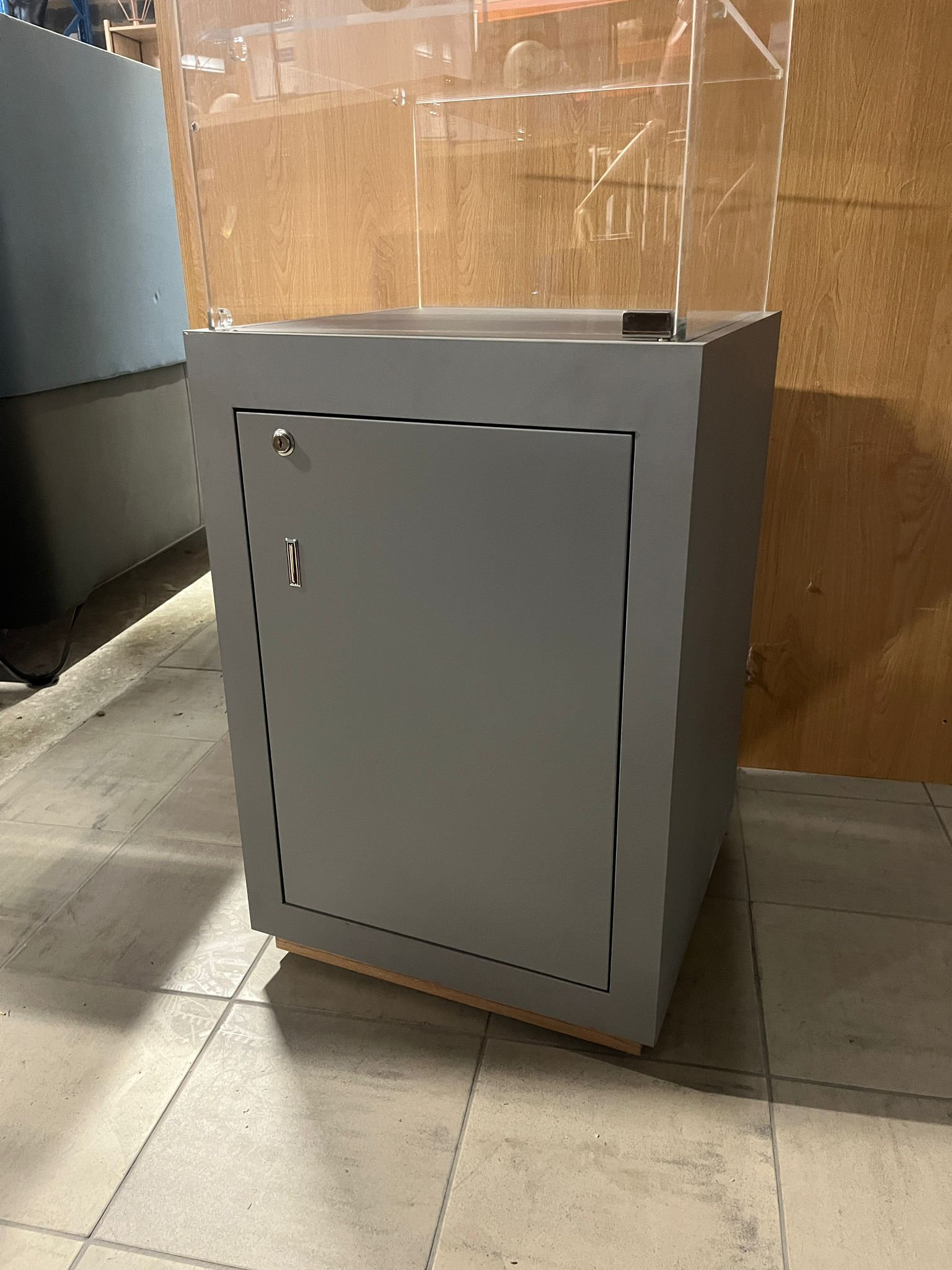 Vitrine de présentation plexiglas et bois gris avec placard sécurisé – 50 x 50 x H190 cm