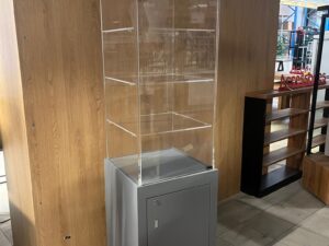 Vitrine de présentation avec serrure – plexiglass et bois gris avec placard sécurisé – 50×50 x H190 cm