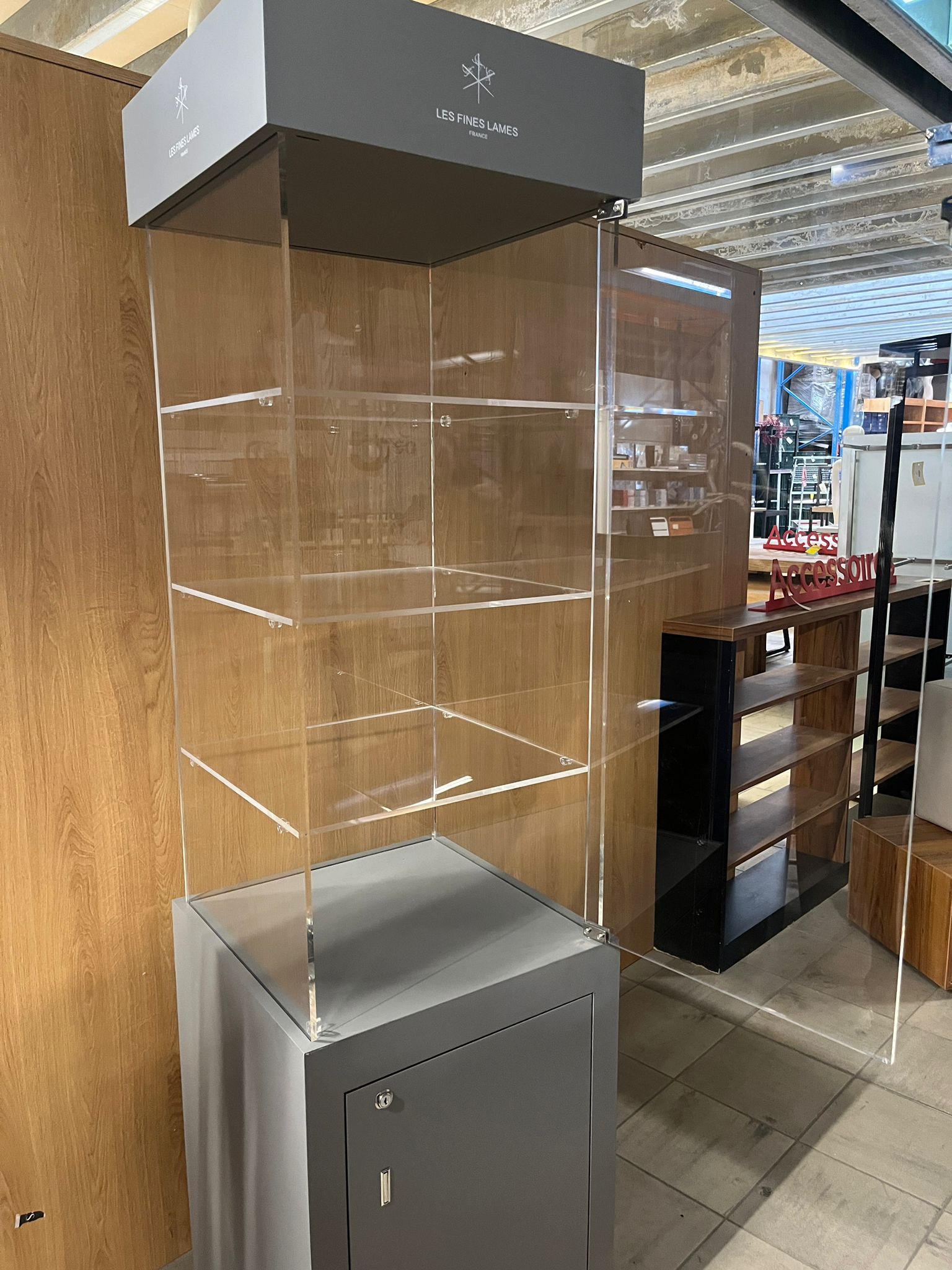 Vitrine de présentation plexiglas et bois gris avec placard sécurisé – 50 x 50 x H190 cm