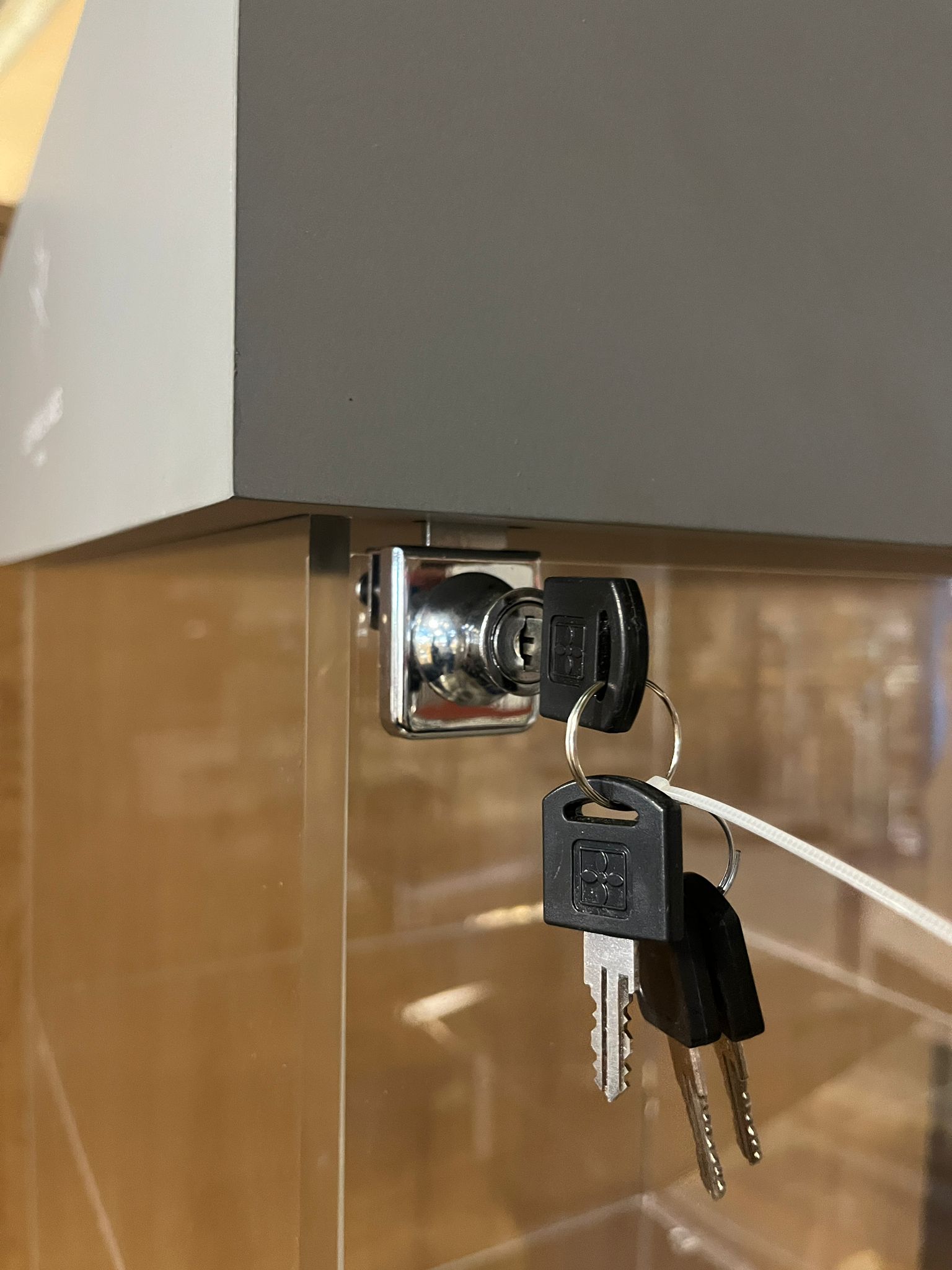 Vitrine de présentation plexiglas et bois gris avec placard sécurisé – 50 x 50 x H190 cm