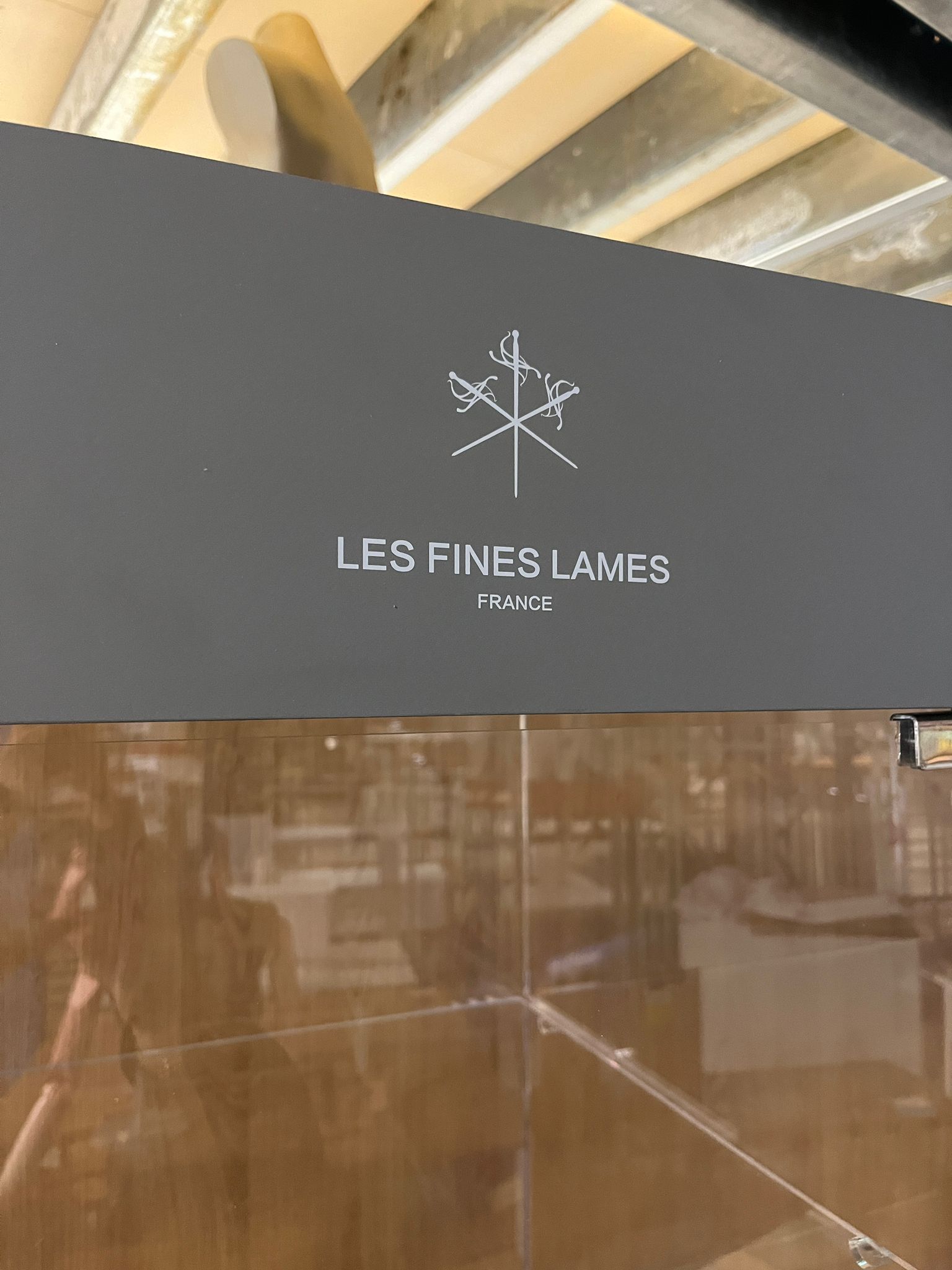 Vitrine de présentation plexiglas et bois gris avec placard sécurisé – 50 x 50 x H190 cm