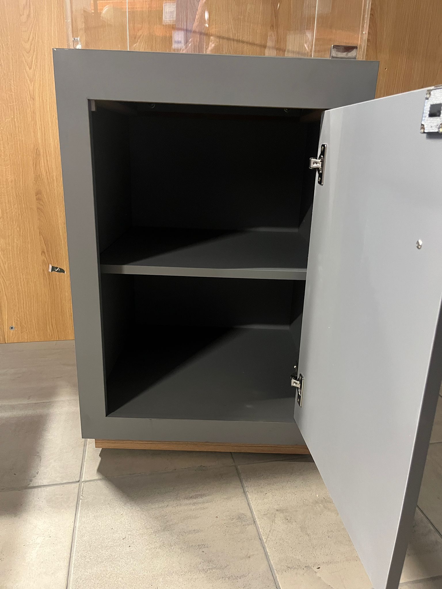 Vitrine de présentation plexiglas et bois gris avec placard sécurisé – 50 x 50 x H190 cm