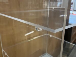 Vitrine de présentation avec serrure – plexiglass et bois gris avec placard sécurisé – 50×50 x H190 cm