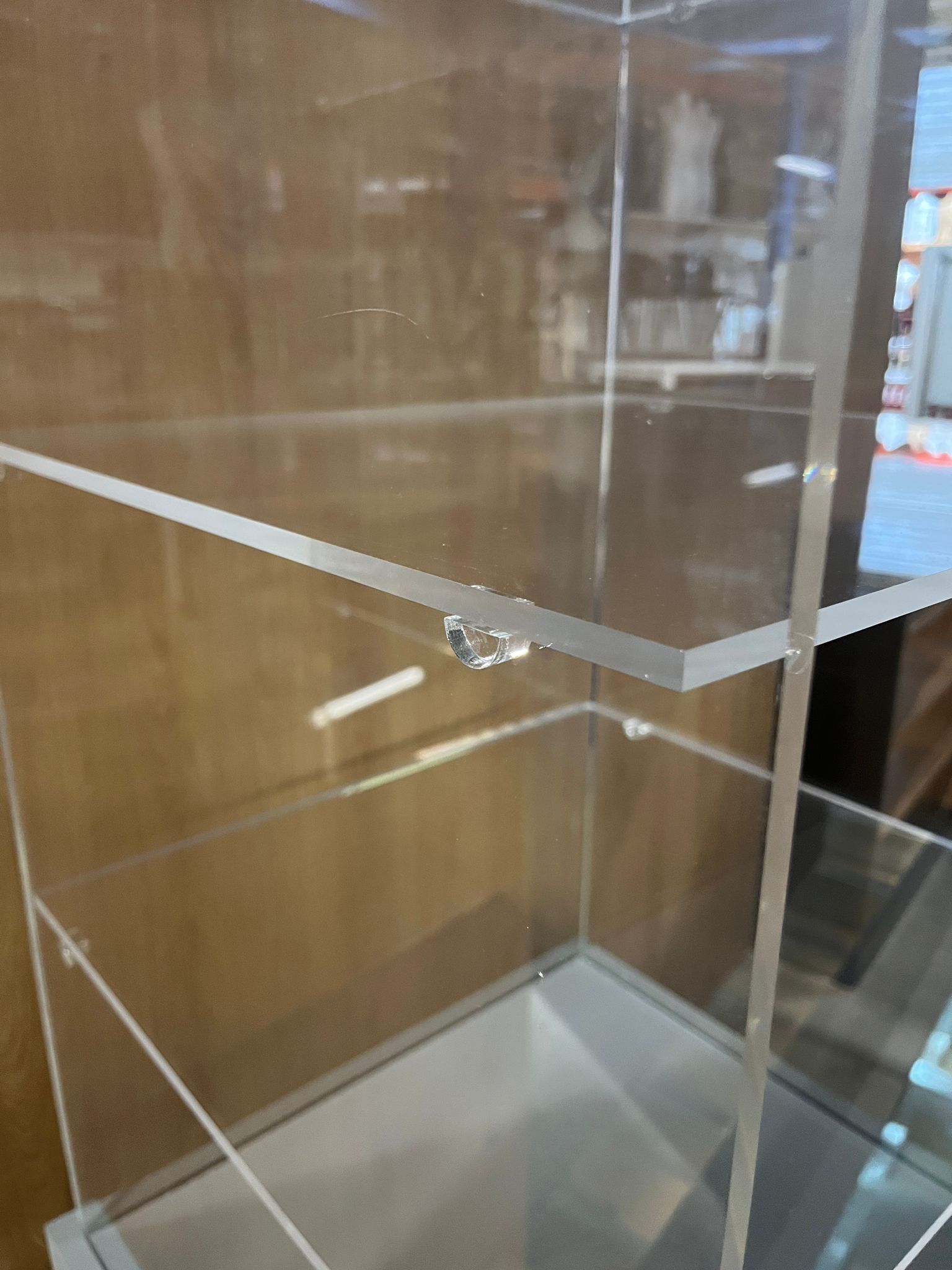 Vitrine de présentation plexiglas et bois gris avec placard sécurisé – 50 x 50 x H190 cm
