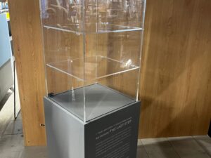 Vitrine de présentation avec serrure – plexiglass et bois gris avec placard sécurisé – 50×50 x H190 cm