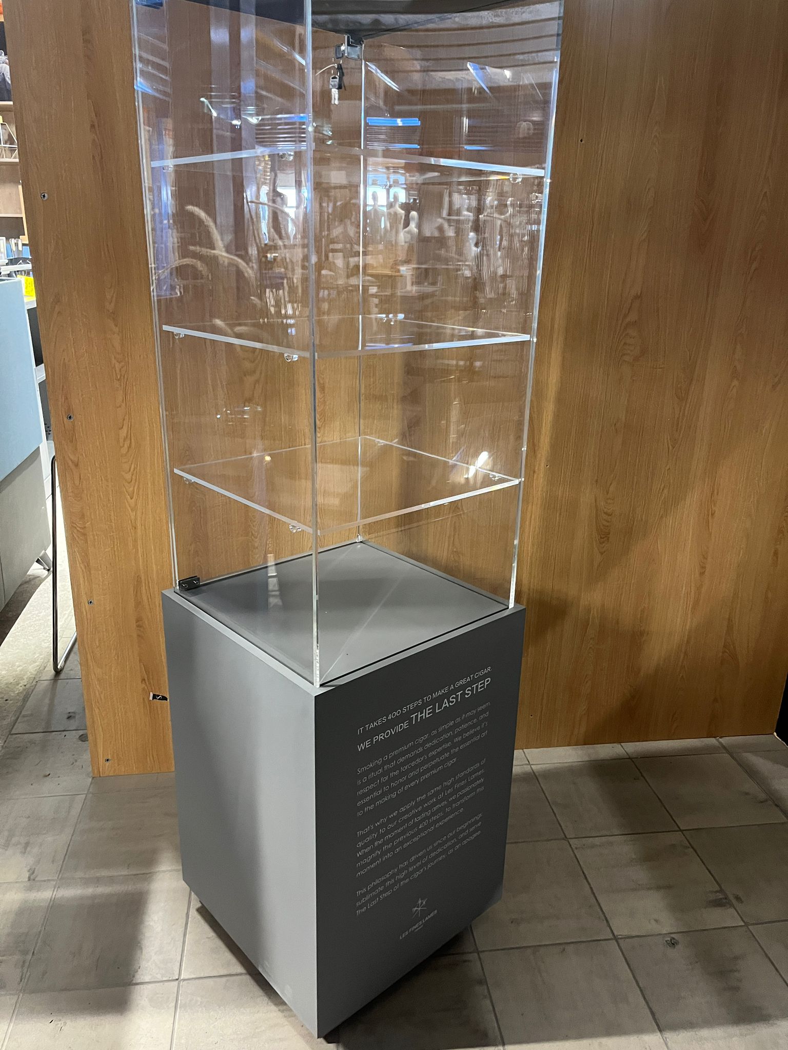 Vitrine de présentation plexiglas et bois gris avec placard sécurisé – 50 x 50 x H190 cm
