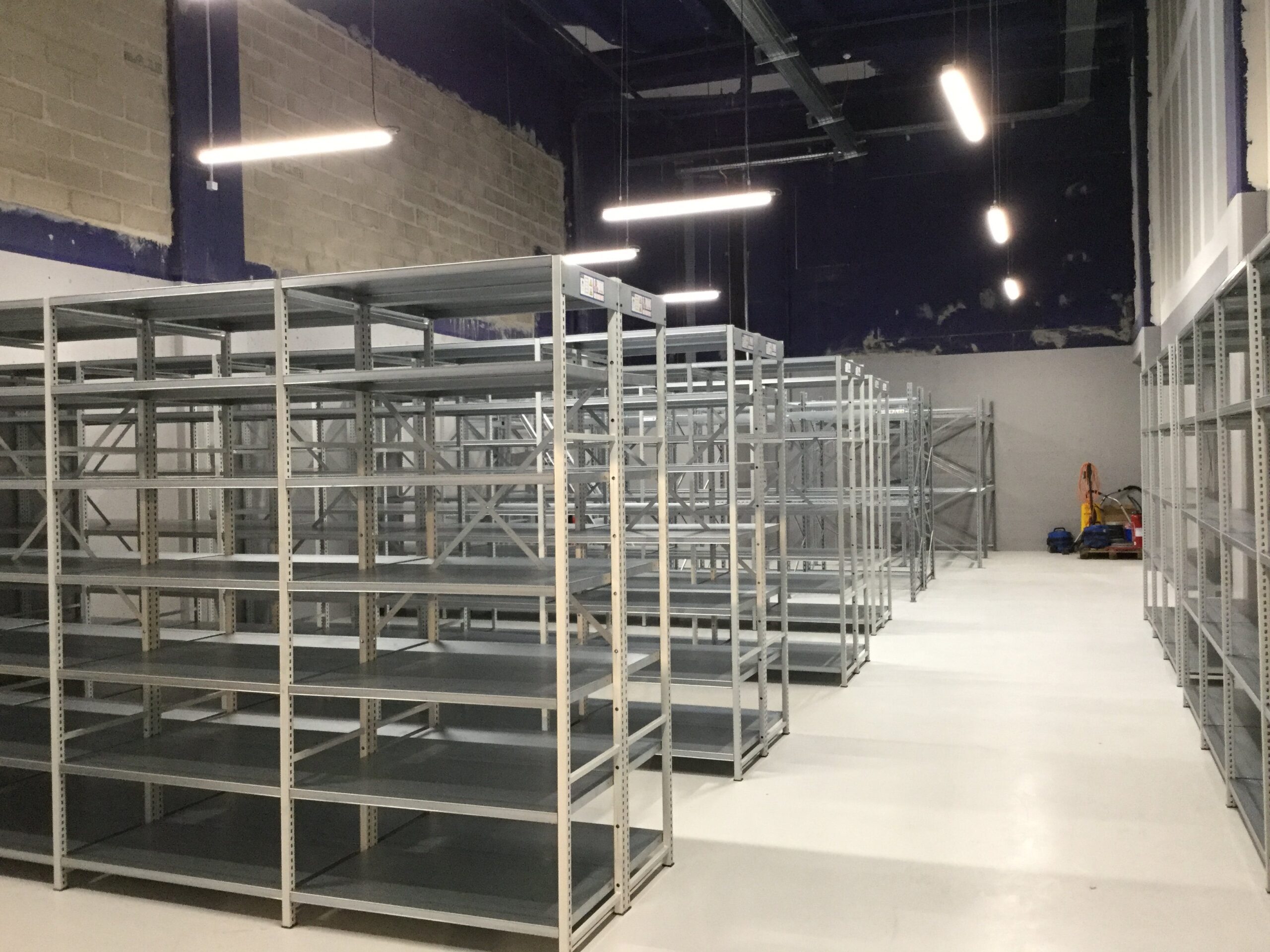 Étagères de stockage métalliques grises – H220 x P50 cm