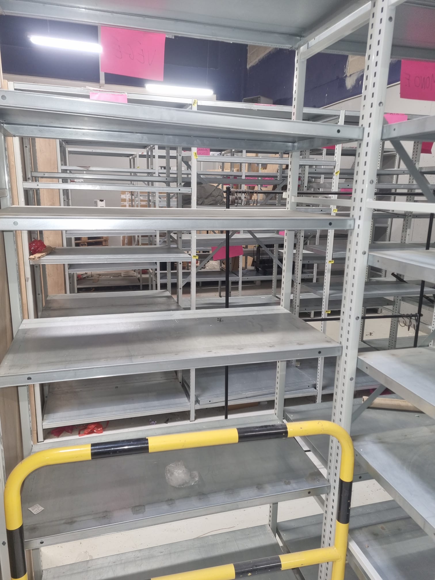 Étagères de stockage métalliques grises – H220 x P50 cm