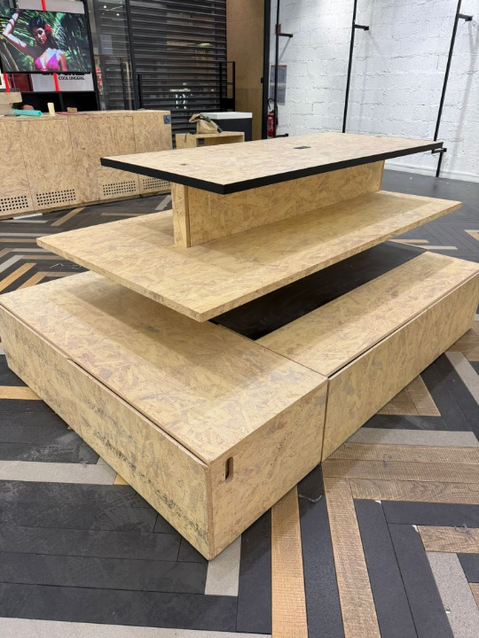 Table centrale en bois OSB – 6 tiroirs – L200 x P145 x H96 cm
