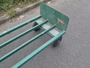 Chariot / diable 2 en 1 métallique vert avec poignée amovible – L85 x l50,5 x H125 cm