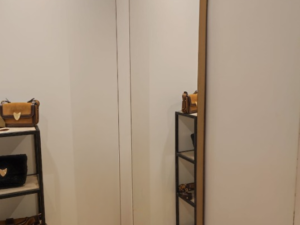 Miroir mural en métal doré – H240 x l55 cm