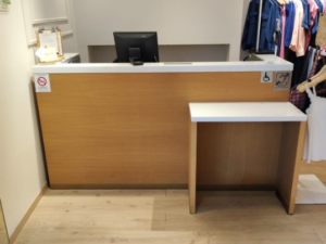 Comptoir d’accueil blanc et bois – L195 x l77 x H107 cm