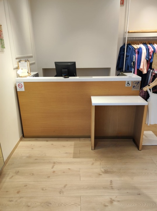 Comptoir d’accueil blanc et bois – L195 x l77 x H107 cm